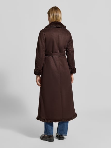 Vrouwenmodel draagt Mantel met Webpelzbesatz van LAUREN RALPH LAUREN, look: effen, lengte: longline, lang mouwen, deelnaad, knoopsluiting, strikceintuur, kraag, loopsplit, riemlussen, geheel bruin, fluweelachtige textuur, Ganzkörperansicht Rückansicht.