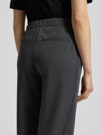 Vrouwenmodel draagt Stoffhose met elastische tailleband Modell 'Melane' van OPUS, grijs, materiaal-mix, detailopname achterkant.