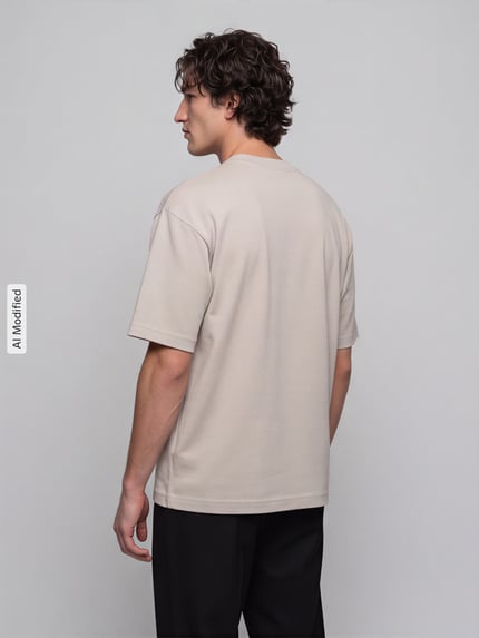Männermodel trägt Relaxed Fit T-Shirt mit Rundhalsausschnitt Modell 'OSCAR' von SELECTED HOMME in Beige, reine Baumwolle, Rückansicht, KI-modifiziertes Bild