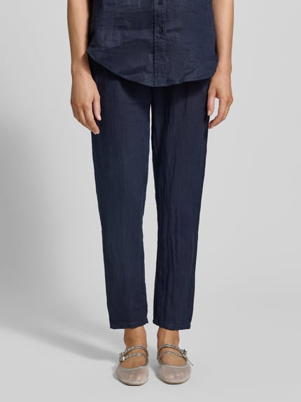 Frauenmodel trägt Leinenhose mit elastischem Bund Modell 'Pa44uline' von ZABAIONE, Regular-Fit, reines Leinen, Dunkelblau, Nahaufnahme Unterkörper.