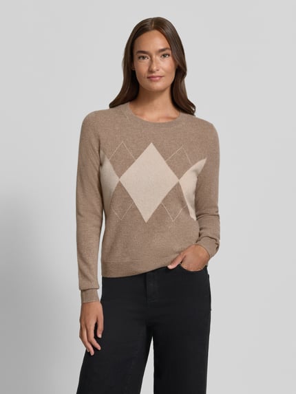 Kobiece modelka nosi Slim Fit Strickpullover aus Kaschmir-Mix mit Rundhalsausschnitt von Christian Berg Woman, Mieszanka kaszmiru, krój slim fit, okrągły dekolt, prążkowane wykończenia, krój z długim rękawem, prążkowana plisa, imitacja dzianiny, Długość tyłu w rozmiarze S: 54 cm, Długość rękawów w rozmiarze S: 63 cm, przód, zdjęcie całopostaciowe
