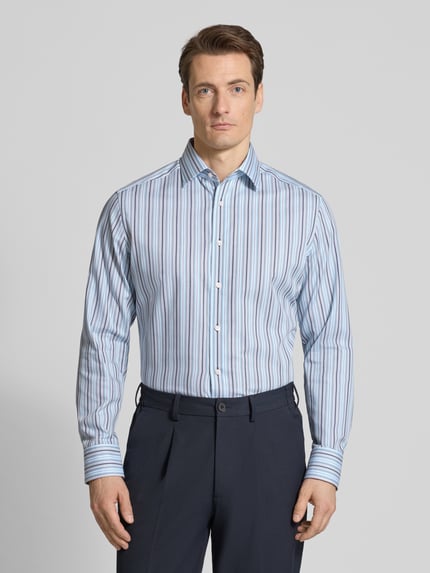 Männermodel trägt Regular Fit Business-Hemd mit Streifenmuster und Kentkragen von OLYMP aus reiner Baumwolle, Ganzkörperansicht von vorne. Rückenlänge bei Größe 40: 83 cm, Schulterbreite 83 cm, Ärmellänge 66 cm.