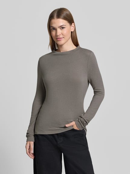 Frauenmodel trägt Langarmshirt Modell 'Sosemin' mit Struktur-Oberfläche von OPUS, unifarbene Jersey-Optik, Rundhalsausschnitt, Ganzkörperansicht von vorne.