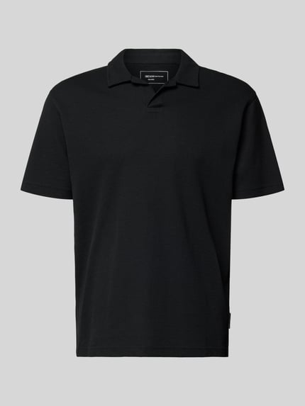 Produktfoto, Relaxed Fit Poloshirt aus Baumwoll-Mix von Tom Tailor Denim, unifarben schwarz, Piqué-Struktur, kurzer Ärmel, Frontansicht.