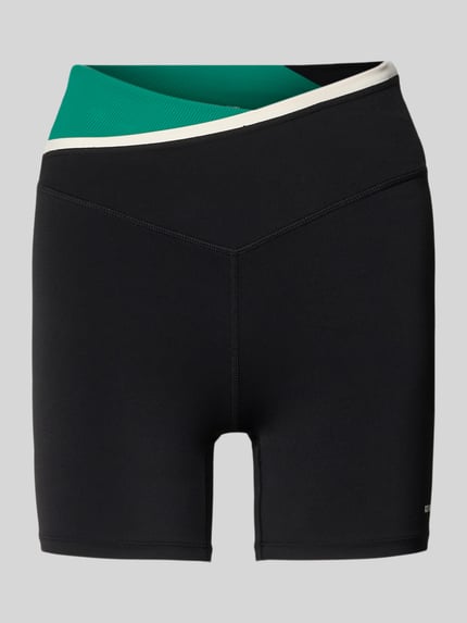 Produktfoto, schwarze Slim Fit Shorts mit Logo-Detail und grün-weißem elastischem Bund, Modell 'Status' von P.E Nation, Elastischer-Material-Mix