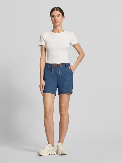 Vrouwenmodel draagt Bermudas met Bindegürtel und Eingrifftaschen van G.I.G.A. DX, katoenmix met stretch, straight fit, knoop- en ritssluiting, strikceintuur, steekzakken met knoopsluiting, achterzakken, bandwijdte maat 36: 41 cm, binnenbeenlengte maat 36: 16 cm, blauw, effen, gladde textuur. Ganzkörperansicht van voren.