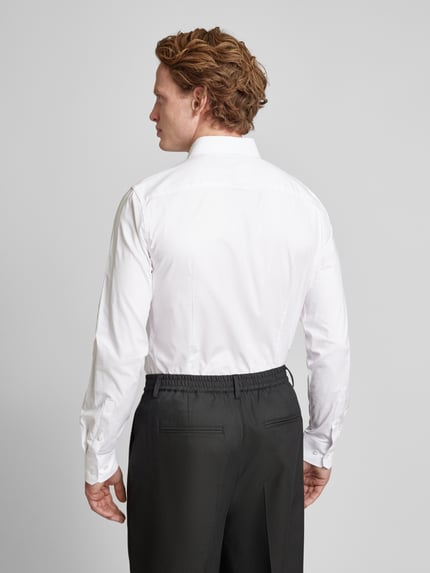 JOOP! COLLECTION Koszula biznesowa męska JOOP! Collection;Mieszanka bawełny z dodatkiem streczu;Krój slim fit;Model ‘Pierce’;Kołnierzyk typu kent;Listwa guzikowa na całej długości;Sportowe mankiety;Długość tyłu w rozmiarze 40: 76 cm;Szerokość ramion w rozmiarze 40: 45 cm;Długość rękawa w rozmiarze 40: 68 cm Biały 5