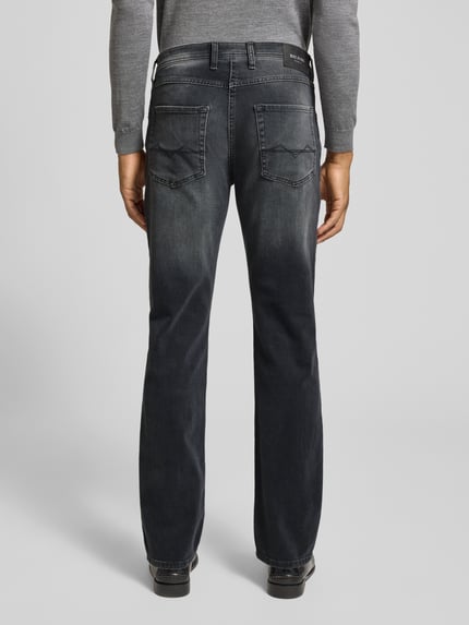 Männermodel trägt Straight Fit Jeans aus Baumwoll-Mix Modell 'ARNE' von MAC in dunklem Grau, dezente Waschung, Ganzkörperansicht Rückansicht, Herren Straight Fit Jeans von MAC.