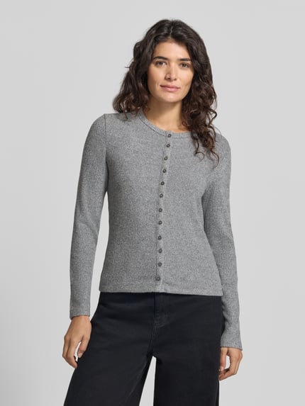 Frauenmodel trägt Langarmshirt Modell 'Saltus' mit Zierknöpfen von OPUS in Grau-Melange, Strickoptik, Regular Fit, Rundhals, Ganzkörperansicht von vorne.