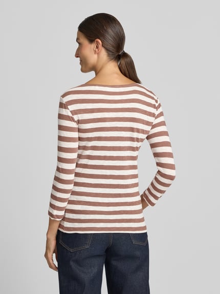 Frauenmodel trägt Longsleeve mit 3/4-Arm von Christian Berg Woman in braun-weißen Streifen, reine Baumwolle, gerader Schnitt, Rückenlänge 54 cm, Ganzkörperansicht Rückansicht.