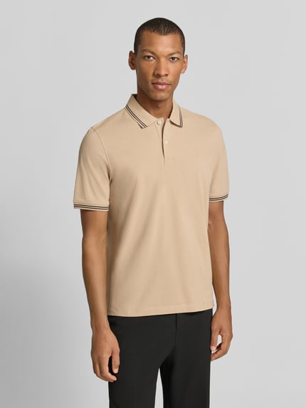 Männermodel trägt Slim Fit Poloshirt mit Label-Stitching von bugatti, beige, reine Baumwolle, Polokragen, Ganzkörperansicht von vorne.