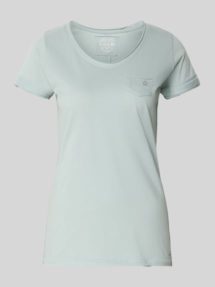 Frauenmodel trägt T-Shirt mit Brusttasche Modell 'GS23' von G.I.G.A. DX in Hellblau, V-Ausschnitt, reine Baumwolle, Ganzkörperansicht von vorne.