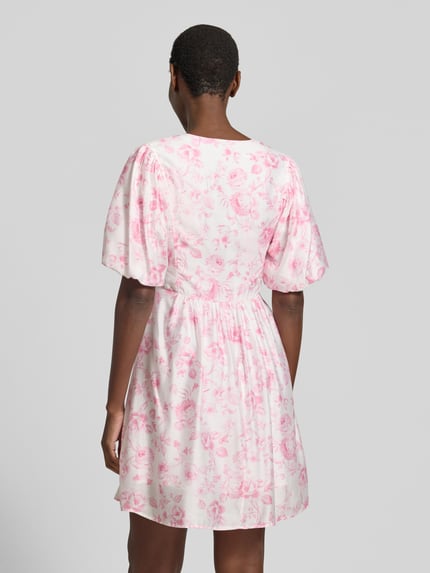 Frauenmodel trägt Tailliertes Freizeitkleid aus Viskose-Mix Modell 'BLISS' von Vero Moda, Optik:Allover-Muster, Mini-Länge, Ganzkörperansicht Rückansicht.