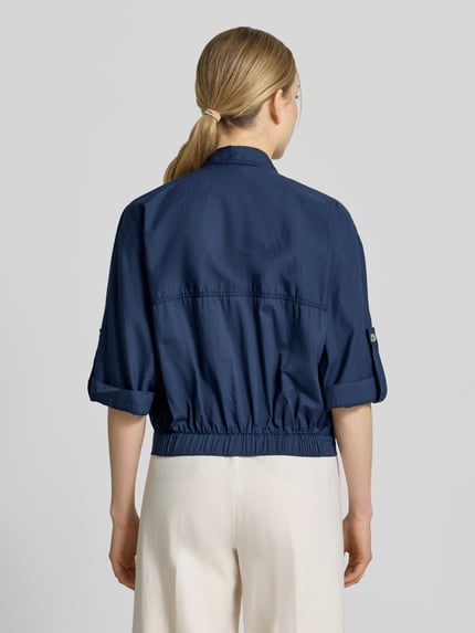 Frauenmodel trägt Blouson aus Baumwolle mit Knopfleiste von Emily Van den Bergh in Dunkelblau, Regular-Fit, Umlegekragen, Rückenlänge 53 cm, Schulterbreite 45 cm, Brustweite 52 cm, Ärmel mit Aufschlag, Reine Baumwolle, Ganzkörperansicht Rückansicht.