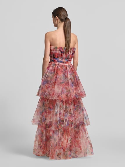 Vrouwenmodel draagt Maxikleid im Off-Shoulder-Look mit Taillenband van LACE & BEADS, roze met bloemen, a-lijn, tule, stufen-look, tailleband, volledige rugaanzicht.