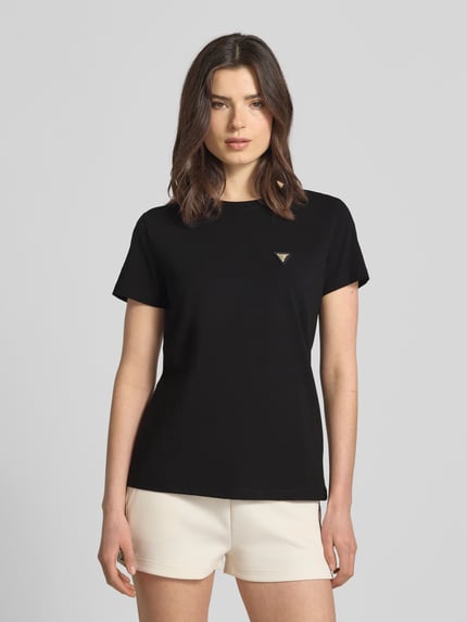 Frauenmodel trägt Regular Fit T-Shirt mit Logo-Applikation Modell 'Colette' von Guess Activewear in Schwarz, elastischer Baumwoll-Mix, Ganzkörperansicht von vorne