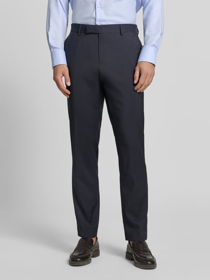 Männermodel trägt Regular Fit Anzughose aus reiner Schurwolle Modell 'H-GENIUS-263' von BOSS mit Nadelstreifen-Muster, Ganzkörperansicht von vorne.