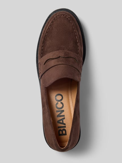 Produktfoto, brązowe Loafers mit profilierter Sohle und Blockabsatz od BIANCO, zaokrąglony czubek, zakładana przez głowę, wysokość obcasa 4 cm, wysokość cholewki 6 cm, szerokość w rozmiarze 40: 13 cm, tekstura zamszu