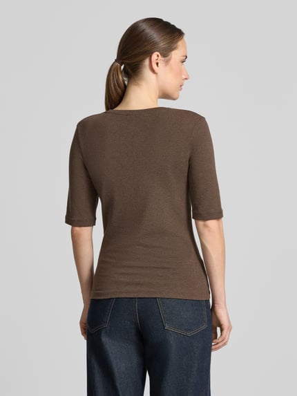 Vrouwenmodel draagt Slim Fit t-shirt met wol model 'Sorela' van OPUS in bruin, effen structuur, Dames t-shirt, volledig zicht achterkant
