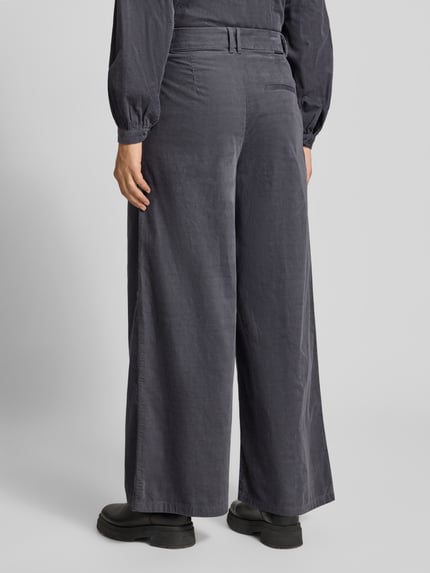Frauenmodel trägt Wide Leg Cordhose aus reiner Baumwolle von Marc O'Polo DENIM in Dunkelgrau, lockere Passform, glatte Struktur, Ganzkörperansicht Rückansicht