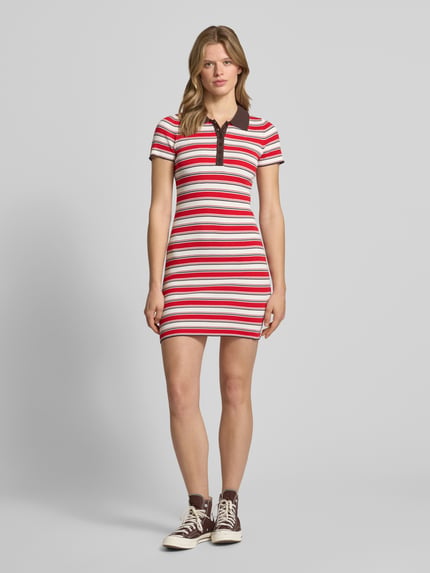 Modelka kobieca nosi Polokleid aus Viskose-Mix mit kurzer Knopfleiste Modell 'Elenia' od LeGer by Lena Gercke, kolorowe paski, krój slim fit, mini, dzianina, prążkowana tekstura, kołnierzyk polo, długość tyłu w rozmiarze 36: 83 cm, szerokość w rozmiarze 36: 33 cm, długość rękawa w rozmiarze 36: 19 cm, widok całej sylwetki z przodu