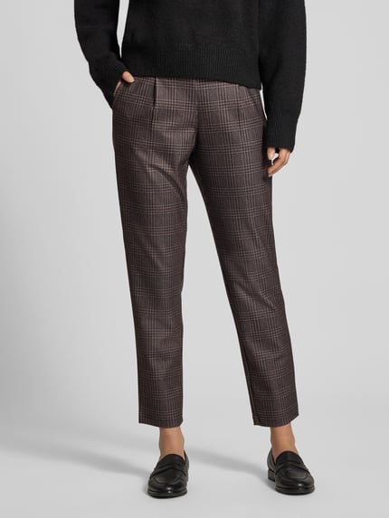 Frauenmodel trägt Hose im Allover-Look mit elastischem Bund und Tunnelzug von Christian Berg Woman, Material-Mix mit Viskose-Anteil, Karomuster in Braun und Schwarz, Regular Fit, Nahaufnahme Oberkörper.
