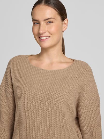 Frauenmodel trägt Relaxed Fit Pullover aus Schurwoll-Mix von Marc O'Polo in Beige mit grober Rippenstruktur, Nahaufnahme Oberkörper, Damen Pullover von Marc O'Polo