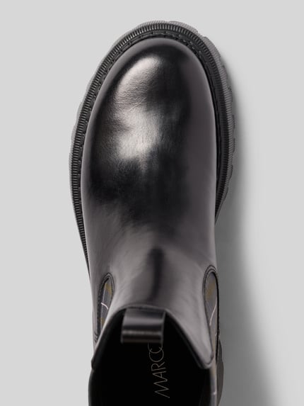Produktfoto, Stiefel aus echtem Leder mit Logo-Detail von Marc Cain Bags & Shoes mit abgerundeter Passform, schwarze Farbe, strukturierte, profilierte Sohle, seitliches Logo, Absatzhöhe 6 cm, Schafthöhe 19 cm, Schaftweite 12 cm