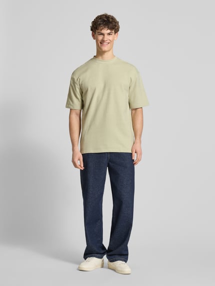 Männermodel trägt T-Shirt mit Rundhalsausschnitt Modell 'KAISER' von Blend, Relaxed Fit, reine Baumwolle, Ganzkörperansicht von vorne.