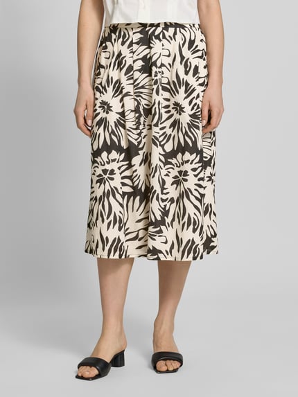 Frauenmodel trägt Midirock im Allover-Look mit Eingrifftaschen von ROBE LÉGÈRE, creme und schwarz, Reine Baumwolle, A-Linie, Nahaufnahme Unterkörper, Bundweite bei Größe 36: 38 cm, Gesamtlänge bei Größe 36: 78 cm.