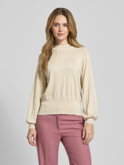 Frauenmodel trägt Strickpullover aus Viskose-Mix Modell 'MOBBE' von B.Young, Regular-Fit, Stehkragen, hell, glatte Textur, Nahaufnahme Oberkörper.