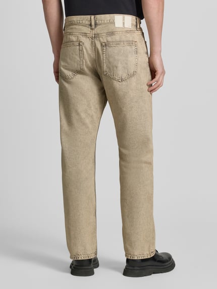Mężczyznamodel nosi Regular Fit Jeans im 5-Pocket-Design Modell 'Type 2' von Wood Wood, mieszanka bawełny, krój regular fit, zapięcie na guzik i zamek błyskawiczny, 5 kieszeni, szerokość w rozmiarze 32/32: 45 cm, długość wewnętrzna nogawki: 78 cm, beżowy, tekstura denim, całkowity widok tyłu.