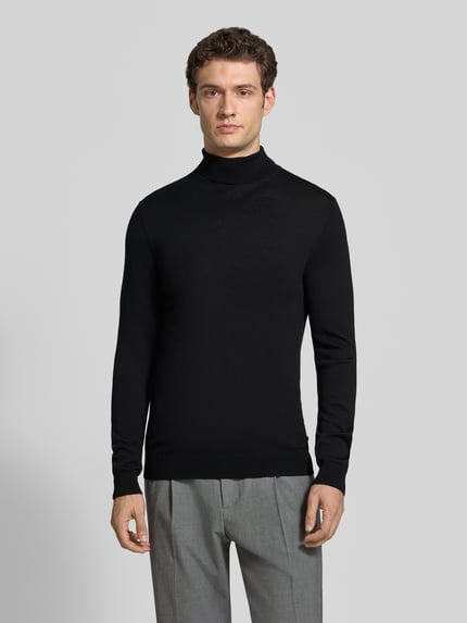 Männermodel trägt Slim Fit Rollkragenpullover aus Puur katoen von Matinique in zwart met ribboorden, Lange mouw, Logo-label, Ganzkörperansicht van voren. Ruglengte maat M: 67 cm, mouwlengte maat M: 68 cm