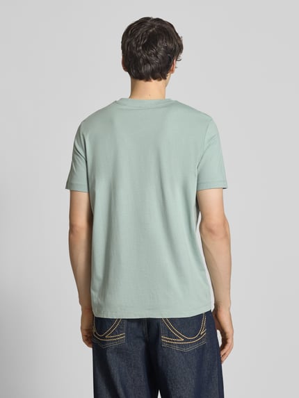 Männermodel trägt Regular Fit T-Shirt aus reiner Baumwolle von s.Oliver RED LABEL, unifarben, kurzarm, Rückansicht, Ganzkörperansicht.