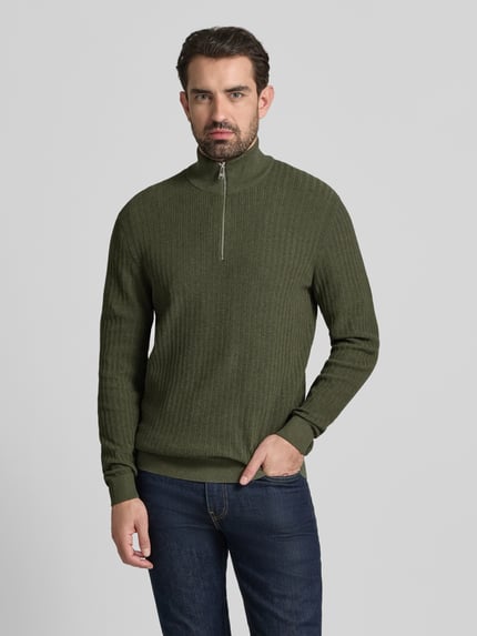 Männermodel draagt Strickpullover mit gerippten Abschlüssen van Christian Berg Men, olijfgroen, katoen, regular fit, stehkraag, voorkant, Nahaufnahme Oberkörper.