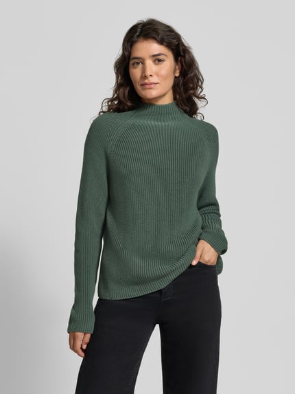 Frauenmodel trägt Regular Fit Pullover aus reiner Baumwolle von Marc O'Polo in Dunkelgrün mit feiner Rippenstruktur, Ganzkörperansicht von vorne. Damen Pullover von Marc O'Polo