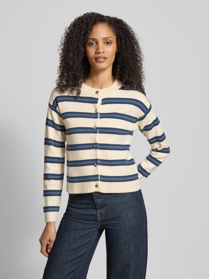 Frauenmodel trägt Regular Fit Cardigan aus Viskose-Mix Modell 'GOLD STRIPE' von Vero Moda, Two-Tone, Streifenmuster, Strick, Ganzkörperansicht von vorne.