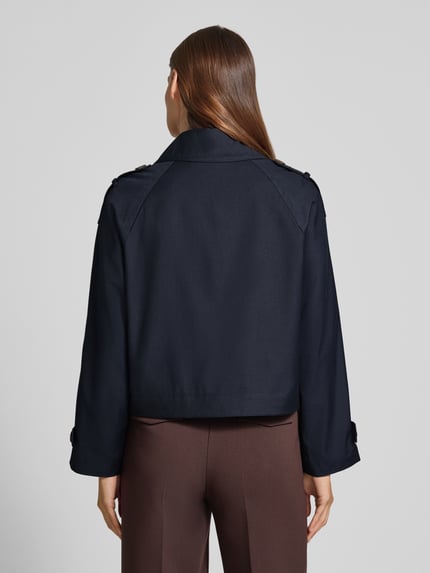 Vrouwenmodel draagt Regular fit Jack met viscose van ICHI model 'EPARZA', materiaalmix, platte kraag, dubbele knoopsluiting, steekzakken. Ganzkörperansicht Rückansicht.