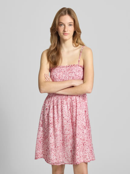 Frauenmodel trägt Fit and Flare Freizeitkleid mit Allover-Muster Modell 'ELIZA ANIKA' von Only in Mini-Länge, florales Muster, Chiffon, Ganzkörperansicht von vorne.