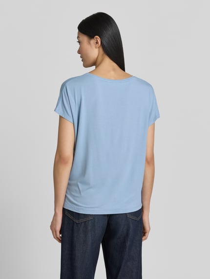 Modelka nosi niebieski Relaxed Fit T-Shirt aus Viskose-Mix von s.Oliver RED LABEL, prosty krój, gładka tekstura, widok z tyłu, Ganzkörperansicht Rückansicht.