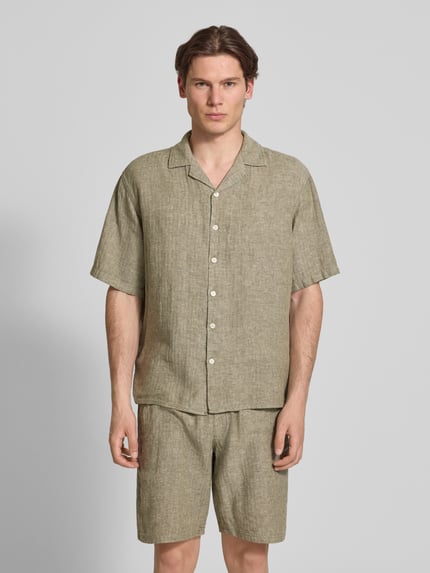 Männermodel trägt Regular Fit Leinenhemd mit Reverskragen Modell 'DYLAN' von Redefined Rebel, Leinen-Baumwoll-Mix, Unifarbenes-Design, Ganzkörperansicht von vorne.
