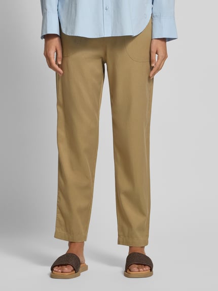 Frauenmodel trägt Hose mit elastischem Bund von Jake*s Casual, beigefarbener Material-Mix, Regular Fit, seitliche Eingrifftaschen, Nahaufnahme Unterkörper.
