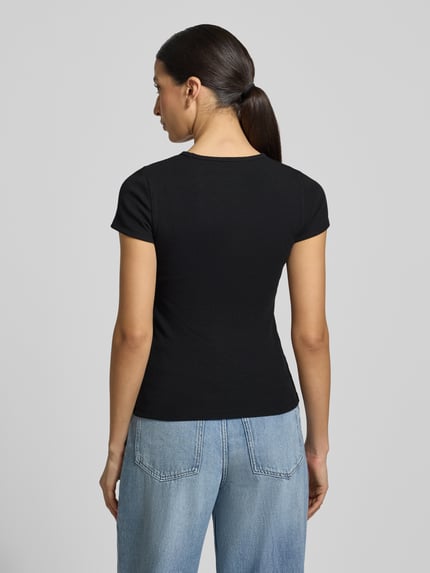 Vrouwenmodel draagt T-Shirt in Ripp-Optik met Logo van GAP in zwart, slim fit, katoenen mix met modal, ronde hals, ruglengte 53 cm, volledig achteraanzicht.