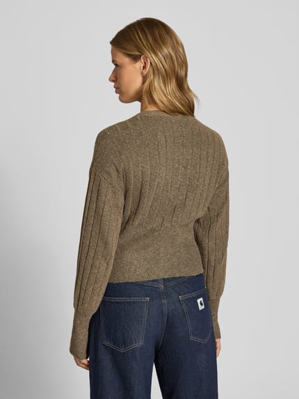 Frauenmodel trägt Strickjacke mit Rundhalsausschnitt Modell 'NOELLA' von NOISY MAY®, brauner Farbton, gerippte Textur, Ganzkörperansicht Rückansicht. Material-Mix mit Stretch-Anteil, Slim Fit.