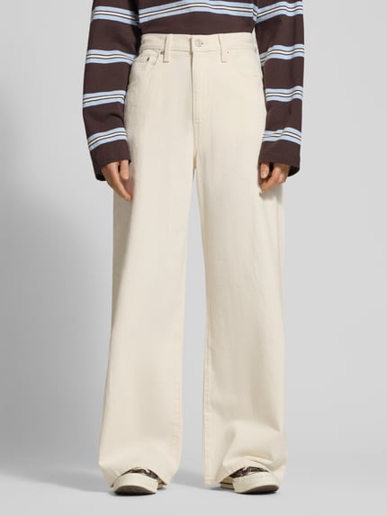 Vrouwenmodel draagt Baggy Fit Jeans mit Eingrifftaschen van Levi's®, zuiver katoen, wijd been, lichte crème kleur, vooraanzicht, close-up bovenlichaam.