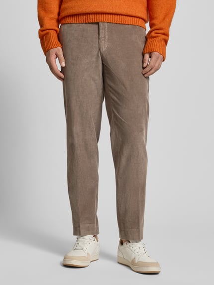 Männermodel trägt Cordhose mit Gesäßtaschen Modell 'PARMA' von Hiltl, Reine Baumwolle, Gerader-Schnitt, Ganzkörperansicht von vorne.