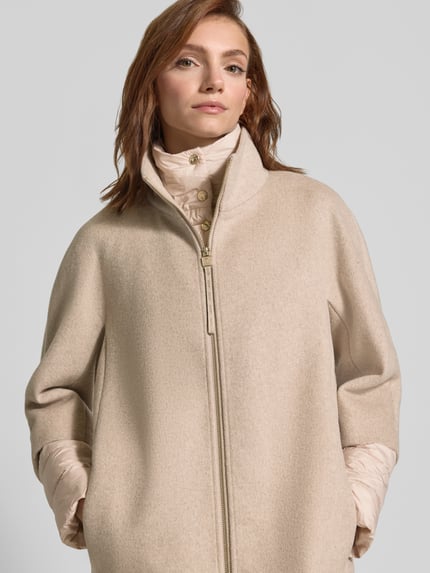 Frauenmodel trägt Regular Fit Steppmantel aus Woll-Mix Modell 'Carmila' von JOOP! in Beige, glatte Textur, Nahaufnahme Oberkörper, Damen Steppmantel von JOOP!