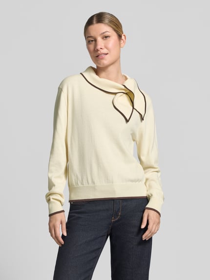 Frauenmodel trägt Strickpullover mit Schluppe Modell 'Sylena' von Neo Noir aus reiner Baumwolle mit Kontraststreifen, Regular Fit, Ganzkörperansicht von vorne.