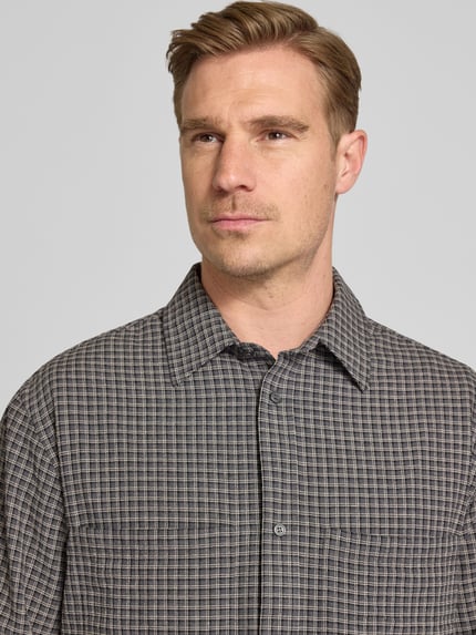 Männermodel trägt Regular Fit Freizeithemd mit Kentkragen Modell 'Nico' von Wood Wood, Grau kariert, Baumwoll-Mix, Nahaufnahme Oberkörper