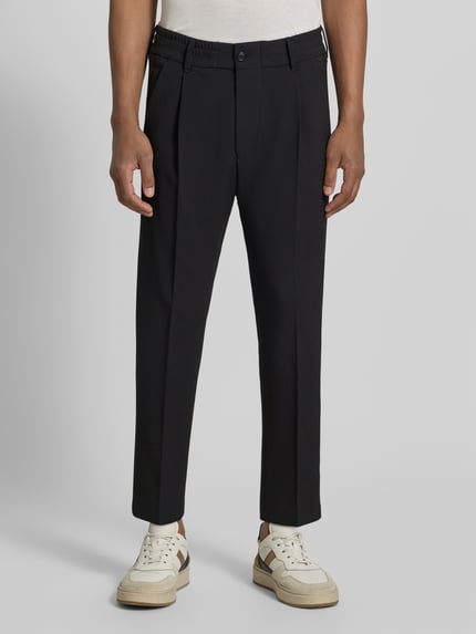 Mannenmodel draagt broek met achterzakken model 'CHASY' van Drykorn, materiaalmix met katoen, slim fit, zwart, vooraanzicht volledige lichaamsopname.
